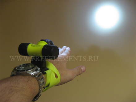 Подводный налобный фонарь, можно крепить на руку, что очень удобно при подводной охоте и дайвинге