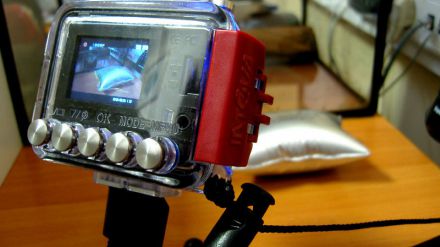 Экшн видеокамера Intova Sport HD в герметичном корпусе располагается в непосредственной близости от готовящегося к взрыву аккумулятора, на то она и экстремальная камера!