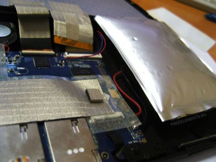 Готовый к взрыву литий-полимерный аккумулятор YT 407095 внутри планшета навигатора Digma  iDnD7 3G