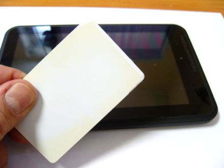 Что бы вскрыть корпус DIGMA iDnD7 3G потребуется тонкая пластиковая карточка