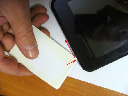Что бы открыть корпус DIGMA iDnD7 3G, вставляем острый край тонкой пластиковой карточки в место соединения частей корпуса