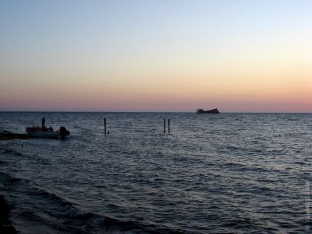 Сухогруз IBRAHIM-Y сел на мель во время пятибального шторма у берегов п.. Крым